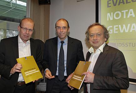 Foto: Directeur PBL Maarten Hajer (midden) overhandigt de Evaluatie van de nota Duurzame Gewasbescherming aan de staatssecretarissen Atsma van IenM (links) en Bleker van EL&amp;I (rechts) (foto: Robert Goddyn)