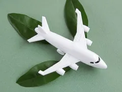 Getekend vliegtuig op groene bladeren