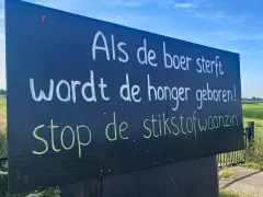 Foto van een protestbord tegen het stikstofbeleid