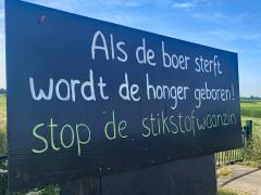 Foto van een protestbord tegen het stikstofbeleid