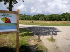 Foto van een bord waarop brandgevaar wordt weergegeven