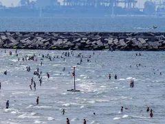 badgasten en industrie aan zee