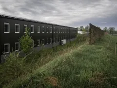 rij huizen aan een weiland 