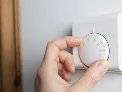 bewoner stelt kamerthermostaat bij