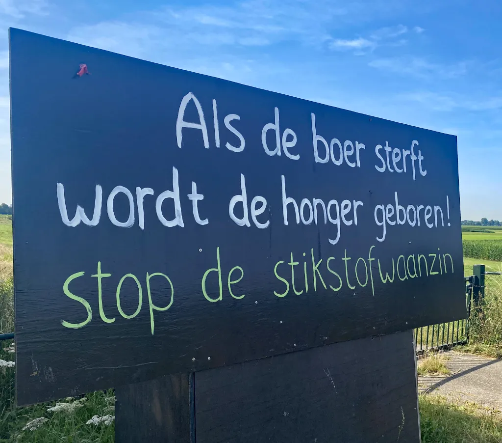 Foto van een protestbord tegen het stikstofbeleid