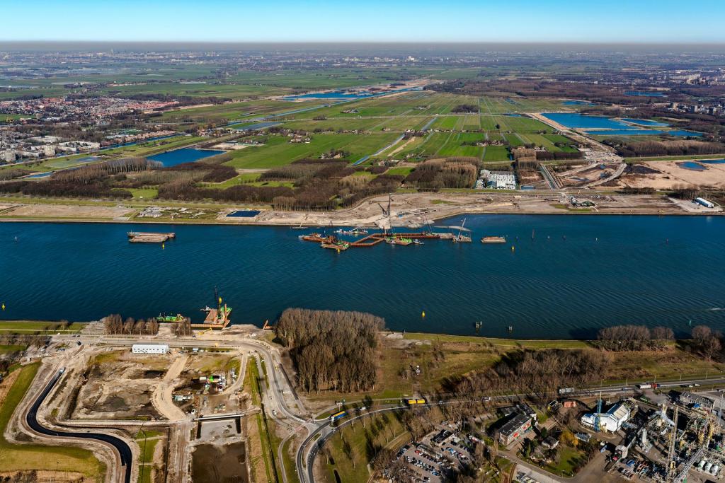 Blankenburgtrace met Botlekweg gezien naar Maassluis.