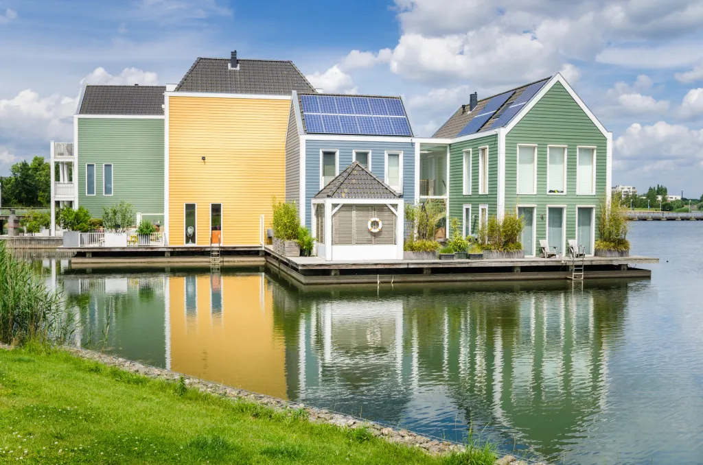 kleurrijke woningen aan het water met zonnepanelen