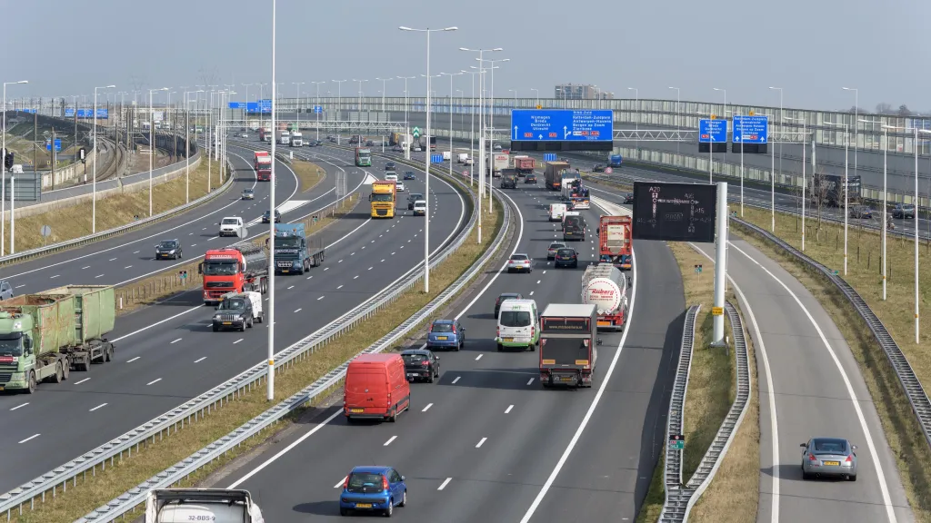 Blik op de A15 bij Rotterdam Zuid