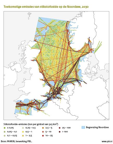 Figuur: kaart met vaarroutes scheepsverkeer in de Noordzee en het Engels kanaal met toekomstige stikstoxide-emissies 2030 weergegeven; Stikstofoxide-emissies van zeeschepen dragen naar verwachting 1 procent tot 5 procent bij aan de antropogene fijn stof (PM2.5) concentraties in de Noordzeelanden in 2030 (MARIN, bewerking PBL)