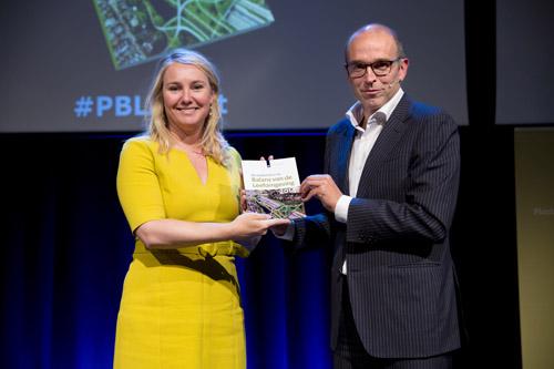 Directeur Maarten Hajer overhandigt de Balans cPBL-directeur Maarten Hajer overhandigt de Balans van de Leefomgeving aan minister Melanie Schultz van Haegen