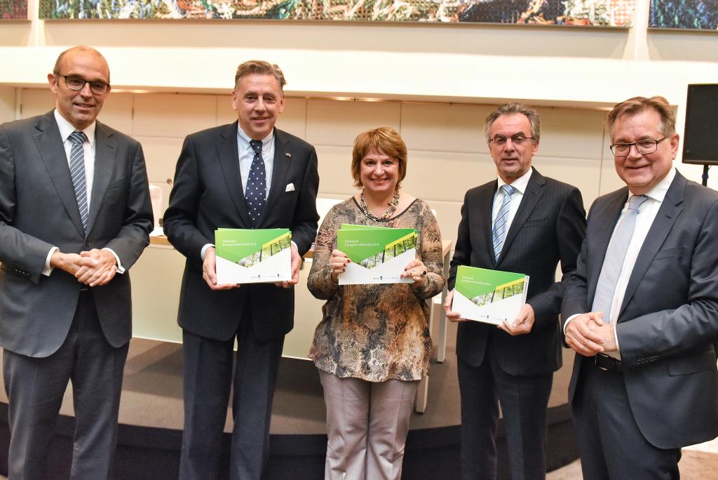 On 6 October 2014, the Energy Outlook was presented by Maarten Hajer (Director PBL, far left) and Paul Korting (CEO of ECN, far right) to (from left to right) Ed Nijpels (Chairman, SER Committee for Assurance of the Energy Agreement), Mariëtte Hamer (President, SER Social and Economic Council of the Netherlands) and Mark Dierikx (Ministry of Economic Affairs. This NEV report is the first in a series and will be updated annually.)