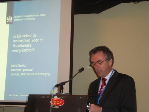 Foto: Mark Dierikx, Ministerie van Economische Zaken, Landbouw en Innovatie (EL&I) presenteert op symposium duurzame energie 2011