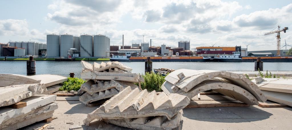 Op de kade in de haven liggen betonnen trapelementen die kunnen worden hergebruikt