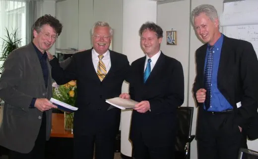 Foto van de overdracht van de EmissieRegistratie naar het MNP