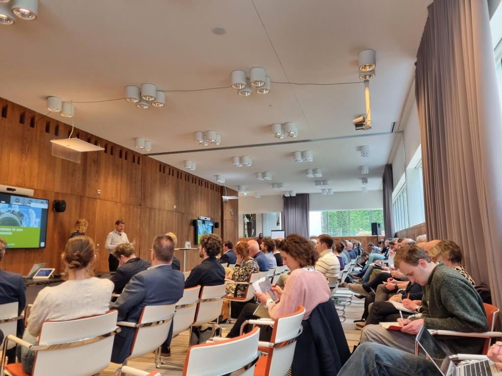 Zaal met deelnemers aan symposium