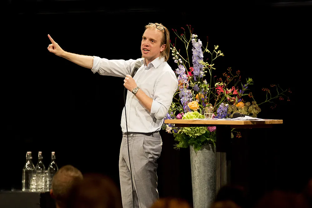 Cabaretier Jan Jaap van der Wal rondt de avond af met een mild kritische en humoristische terugblik.