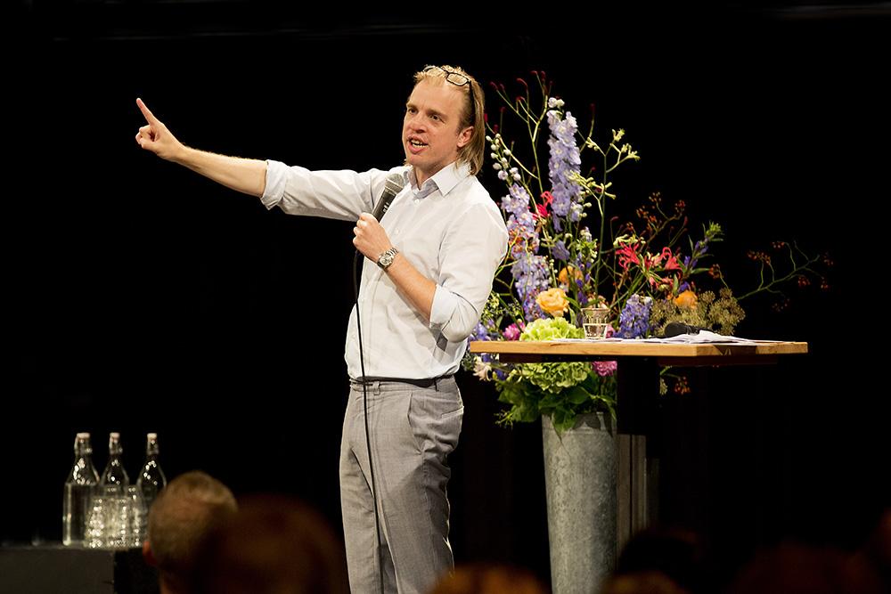 Cabaretier Jan Jaap van der Wal rondt de avond af met een mild kritische en humoristische terugblik.