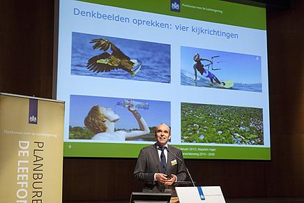 Foto: Directeur PBL Maarten Hajer met achter hem een projectie van de vier toekomstbeelden
