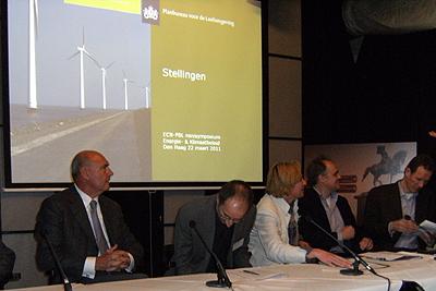 Foto van het symposium panel met Frits de Groot (VNO/NWC en MKB Nederland), Herman Wijffels (Universiteit Utrecht), Paul Koutstaal (Centraal Planbureau), Mariëtte van Empel (Ministerie van I&M), Ronald Roosdorp (Ministerie van EL&I), Ron Wit (Stichting Natuur en Milieu).
