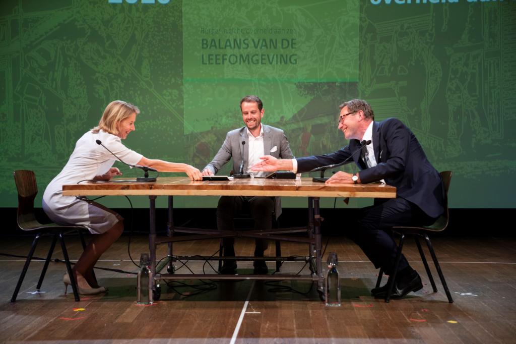 Stientje van Veldhoven neemt eerste exemplaar Balans in ontvangst Stientje van Veldhoven neemt eerste exemplaar Balans in ontvangst