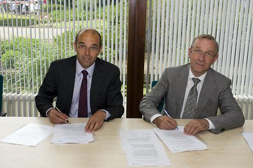 Foto: Maarten Hajer van het Planbueau voor de Leefomgeving (PBL) en Harry Baaijen van Deltares tekenen de raamovereenkomst.