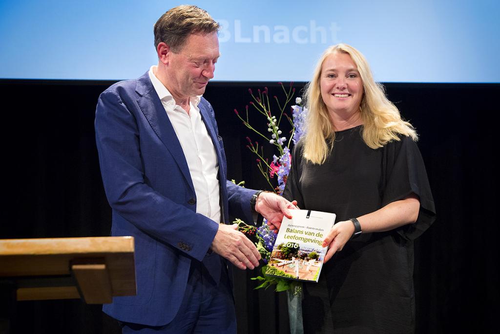 Overhandiging van de Balans van de Leefomgeving 2016 aan minister Melanie Schultz van Haegen door Hans Mommaas (directeur PBL)