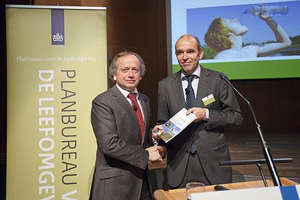 Foto: Directeur PBL Maarten Hajer overhandigt de Natuurverkenning aan staatssecretaris Henk Bleker