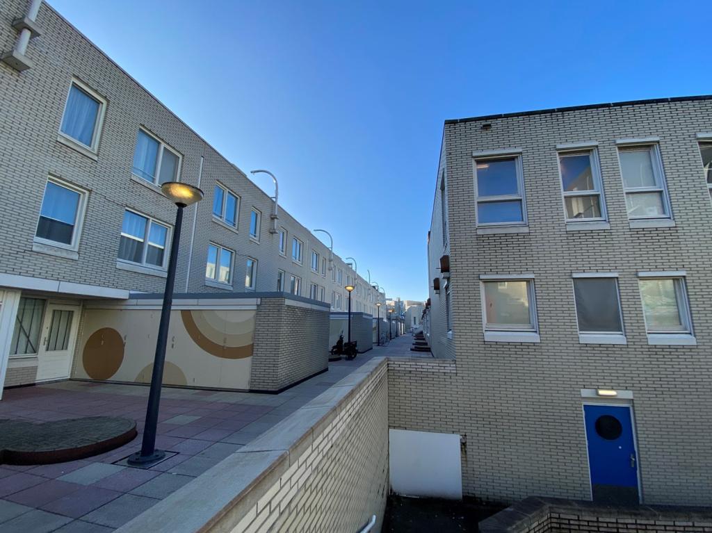 Woningen zijn lastig te bereiken, achter winkels gaat een trap naar boven om op een hoger gelegen straat te komen die de woningen ontsluit.