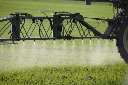 Foto: tractor verspreid bestrijdingsmiddel
