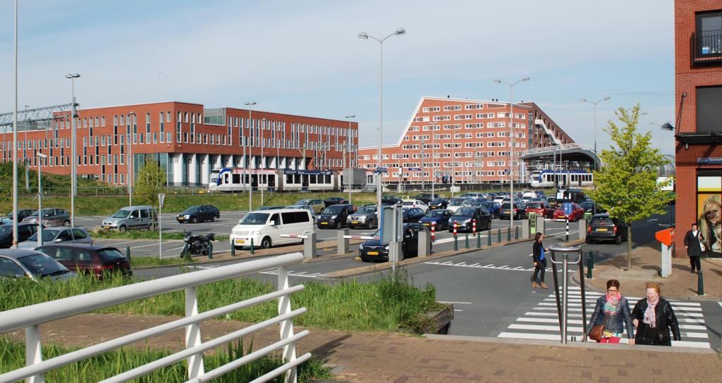 Foto van stedelijke functies nabij een halte van de randstadrail in suburbaan gebied