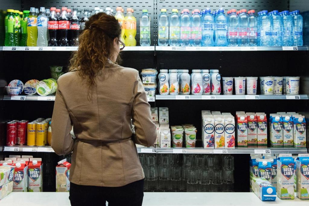 Klant voor een supermarktschap Klant voor een supermarktschap