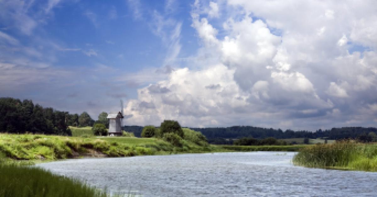 Coupling global models for hydrology and nutrient loading to simulate ...